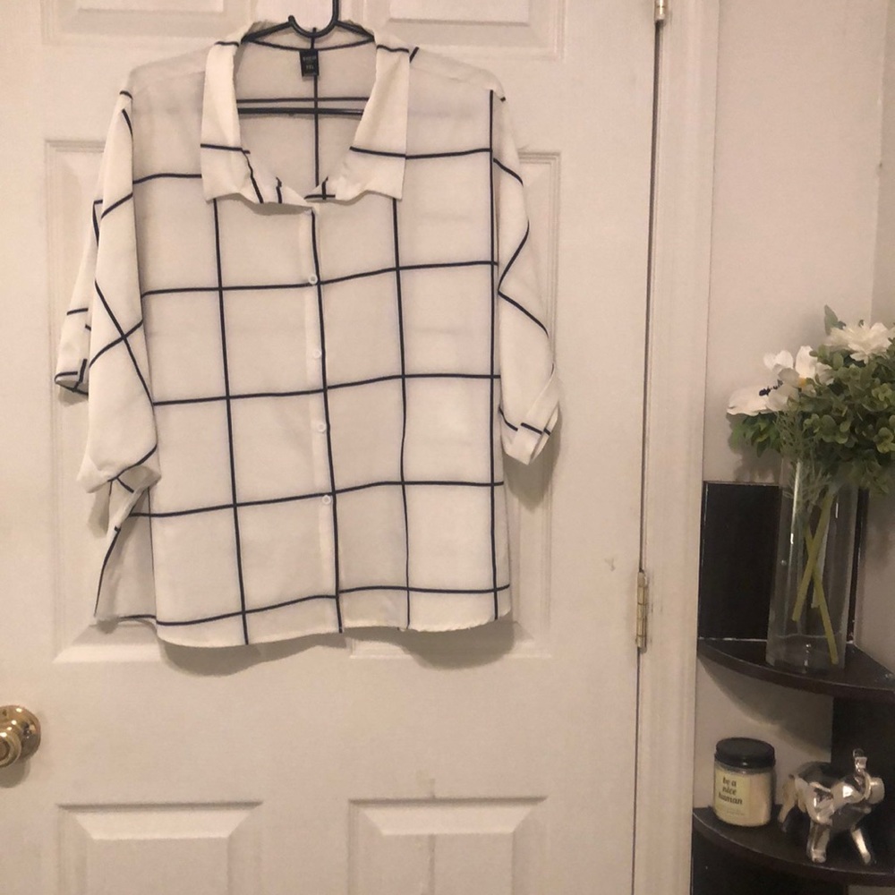 White and black collared top with shirt sleeves